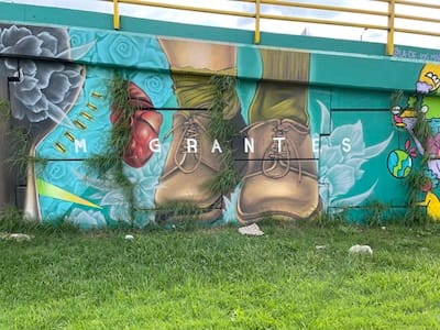 Photo of a graffiti Migrantes