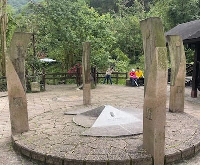 photo of the four beast monument on the path to Hushan