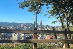 Photo of Taipei's CBD from Fuzhou mountain
